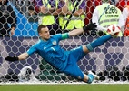 Victor brinca com goleiro russo e exige jantar por defesa "plagiada" - REUTERS/Kai Pfaffenbach