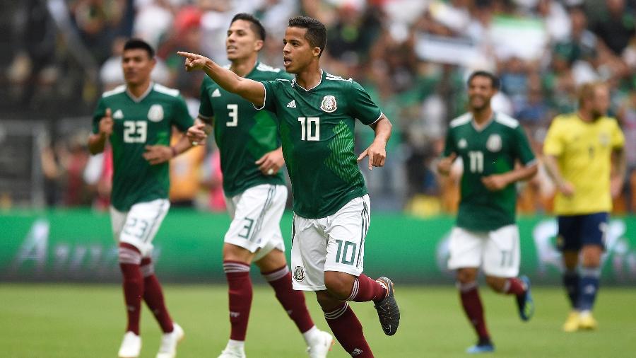 Giovani Dos Santos comemora gol do México contra a Escócia em amistoso - Alfredo Estrella/AFP