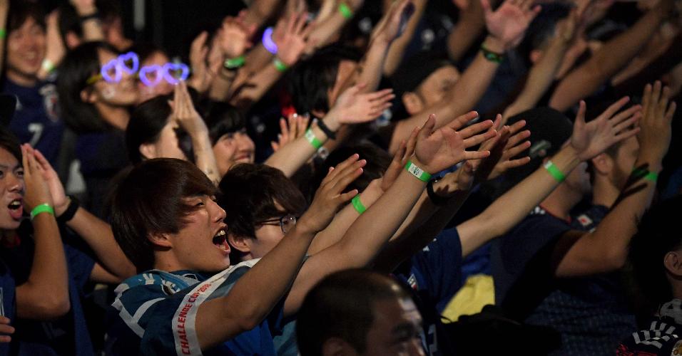 Japoneses se reúnem em Tóquio para exibição pública de jogo contra a Bélgica 