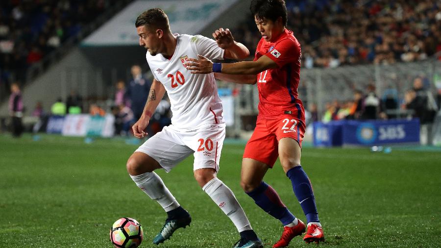Sergej Milinkovic-Savic, da Sérvia, disputa bola com Kwon Chang-Hoon, da Coreia do Sul em amistoso  em 14 de novembro de 2017 - Chung Sung-Jun/Getty Images