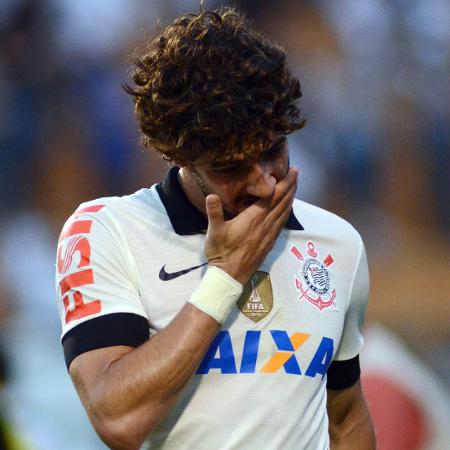 Alexandre Pato se lamenta durante a partida entre Corinthians e Atlético-MG