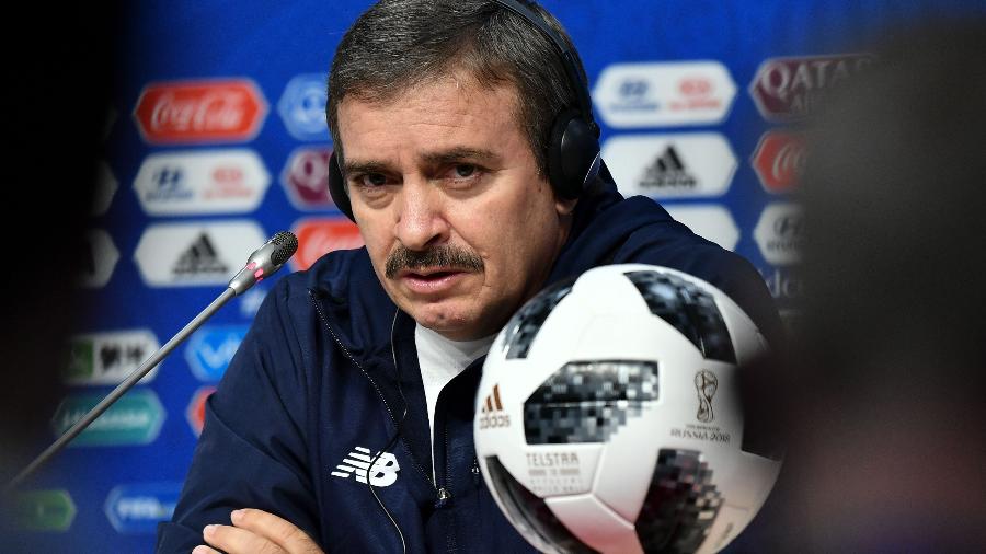 Óscar Ramírez, técnico da seleção da Costa Rica, em entrevista pré-jogo - FABRICE COFFRINI/AFP