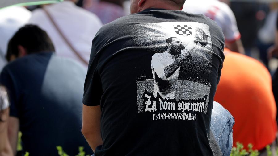 Homem veste camisa com foto do croata Josip Simunic, que perdeu Copa por repetir saudação neonazista - Lisi Niesner/Reuters