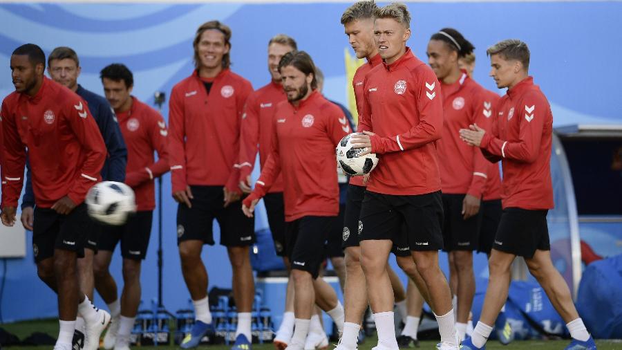 Viktor Fischer com a bola em treino da Dinamarca antes de enfrentar o Peru - Filippo Monteforte/AFP