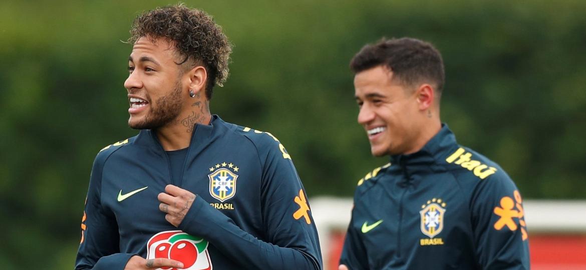 Neymar e Philippe Coutinho em treino da seleção brasileira, em Londres - Reuters/Peter Cziborra