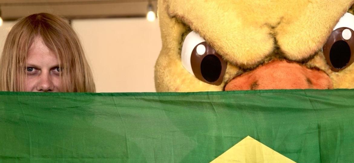 Russo Yuri Torski posoucom mascote da seleção brasileira durante a Copa do Mundo 2018 - Divulgação/CBF