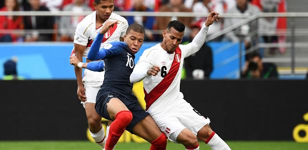 Kylian Mbappé, da seleção da França, disputa bola com Miguel Trauco, do Peru - FRANCK FIFE/AFP - FRANCK FIFE/AFP