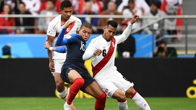 Kylian Mbappé, da seleção da França, disputa bola com Miguel Trauco, do Peru - FRANCK FIFE/AFP - FRANCK FIFE/AFP