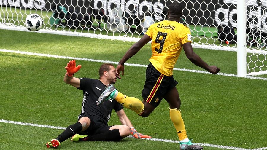 Romelu Lukaku chuta por cima de  Farouk Ben Mustapha para marcar terceiro gol da Bélgica contra Tunísia - Catherine Ivill/Getty Images