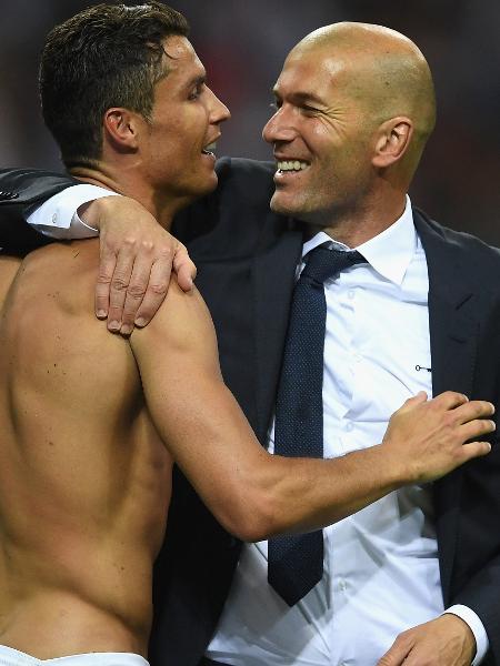 Zidane e Cristiano Ronaldo comemoram a conquista da Liga dos Campeões em 2016 Zidane e Cristiano Ronaldo comemoram a conquista da Liga dos Campeões em 2016