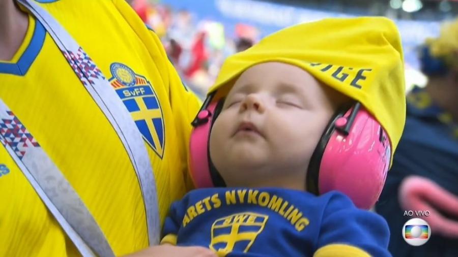 Bebê na torcida da Suécia antes de jogo contra a Suíça - Reprodução/TV Globo