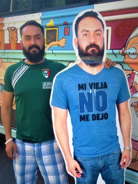 Javier Amador foi à Copa depois que foto com seus amigos e um cartaz seu viralizou no México - Felipe Pereira/UOL