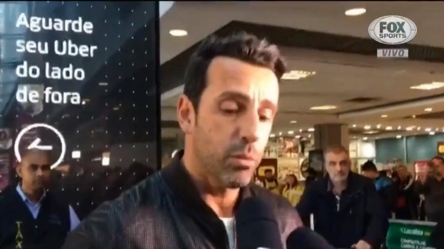 Edu Gaspar concede entrevista na chegada ao aeroporto em São Paulo - Reprodução