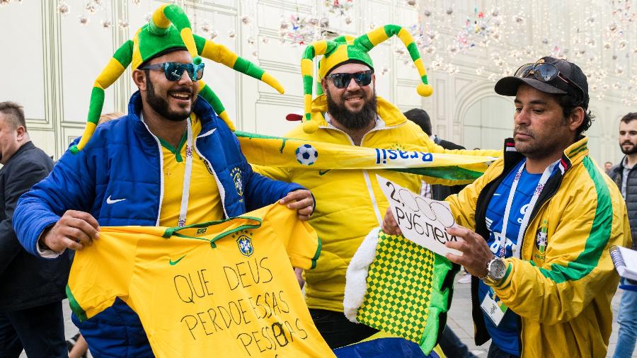 Brasileiros vendem camisas da seleção brasileira na Praça Vermelha - Marcus Mesquita/UOL