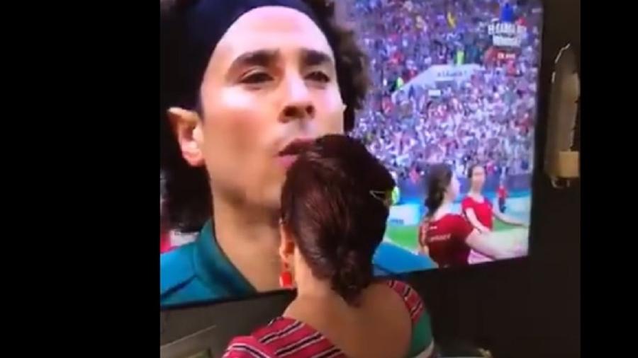 Torcedora mexicana "benze" jogadores antes de partida contra a Alemanha - Twitter/Reprodução