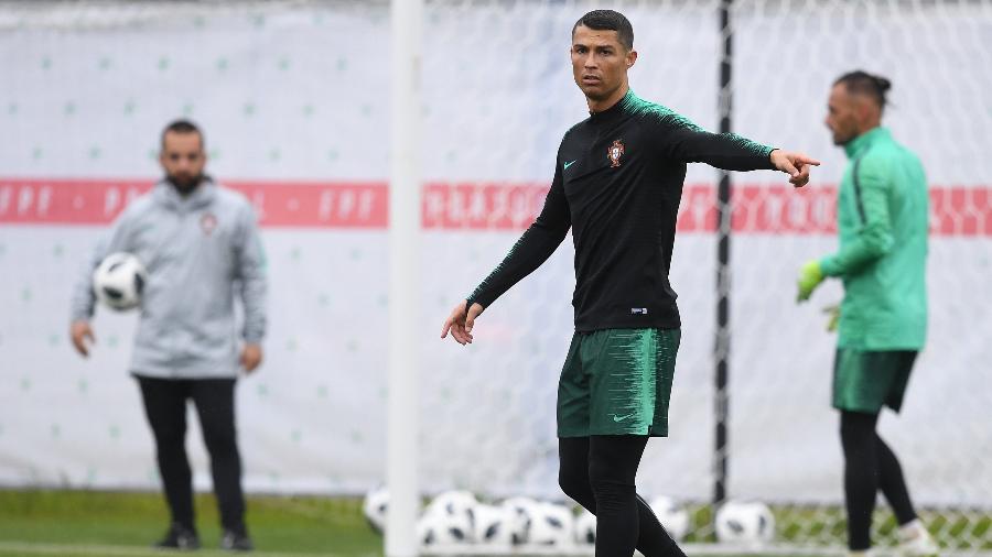 Cristiano Ronaldo no treino da seleção de Portugal - FRANCISCO LEONG/AFP