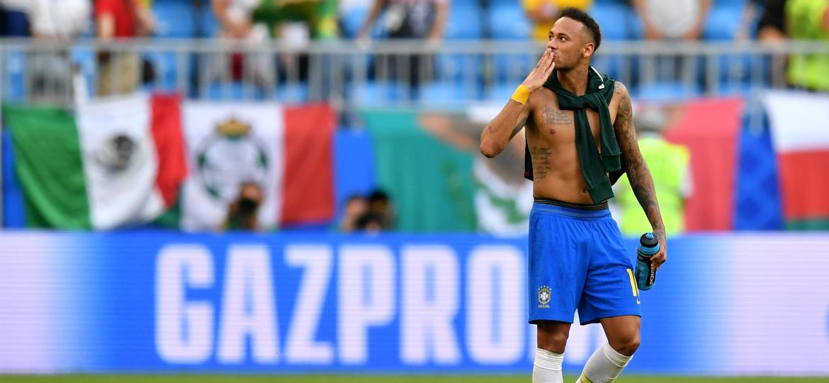 Neymar acena para a torcida; jogador "blinda" seu Instagram e consegue evitar os críticos - Dan Mullan/Getty Images