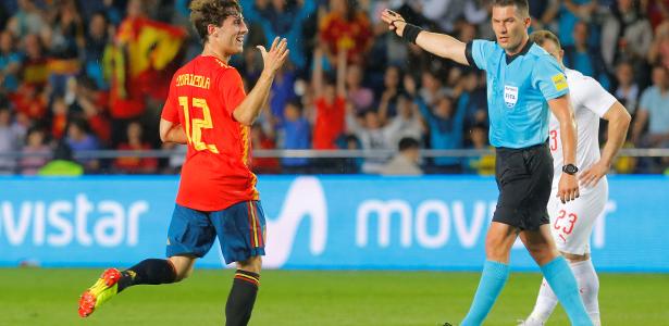 Odriozola comemora gol da Espanha em amistoso contra a Suíça - HEINO KALIS/REUTERS