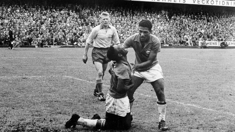 Pelé e Garrincha na final da Copa de 1958, na Suécia, em foto histórica de Luiz Carlos Barreto - Reprodução