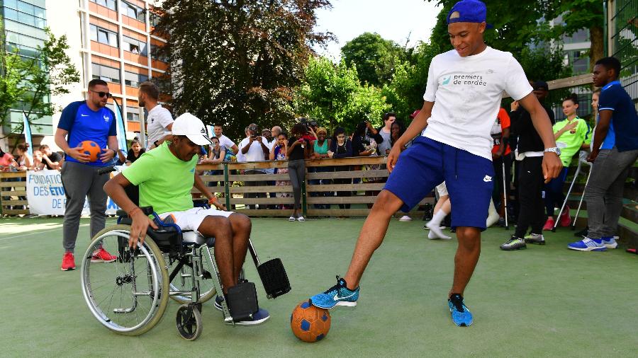 Kylian Mbappé participa de atividade da "Premiers de Cordée", que leva esportes a crianças hospitalizadas em Paris - @PierreFauquemberg/Premiers de Cordée