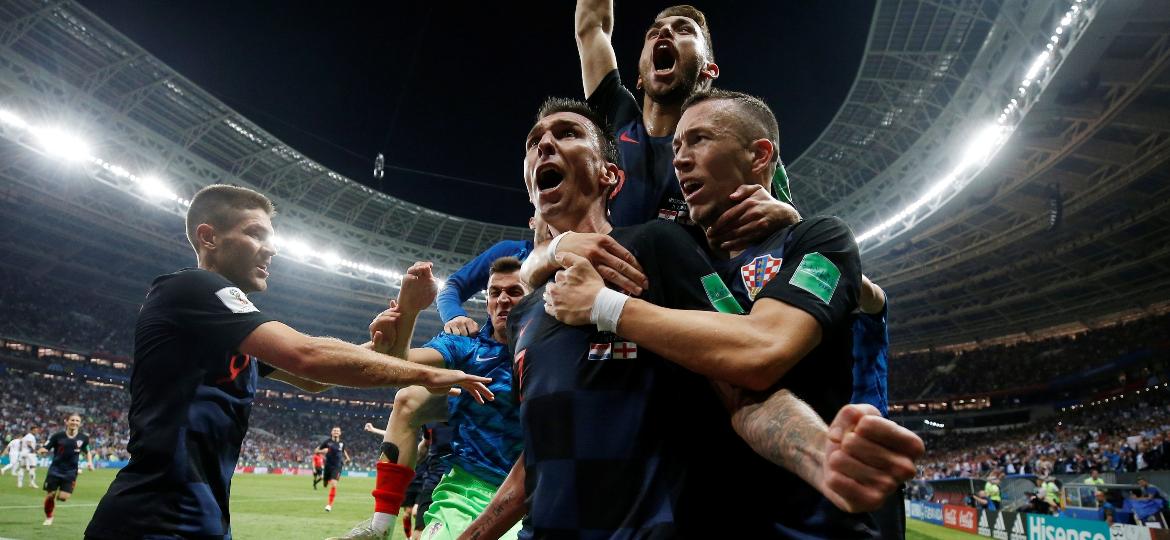 Jogadores da Croácia comemoram gol de Mandzukic em vitória sobre a Inglaterra na Copa - REUTERS/Carl Recine 