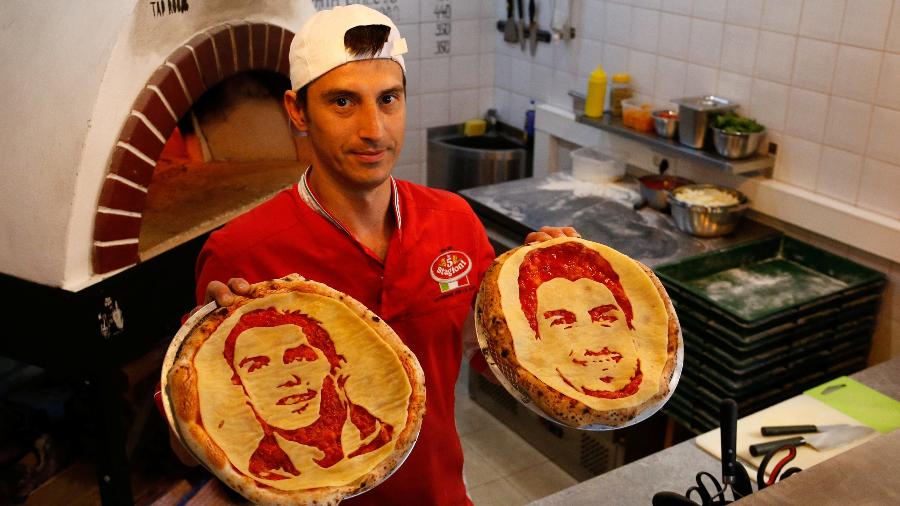 O chef russo Valery Maksimchik mostra suas pizzas com rostos de Cristiano Ronaldo e Luis Suárez - Anton Vaganov/Reuters