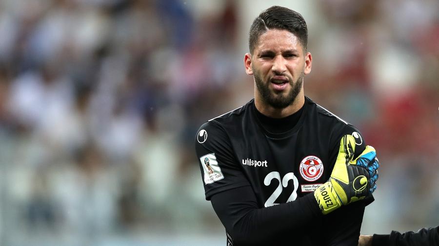 O goleiro da Tunísia Mouez Hassen sente lesão no ombro e deixa o gramado chorando em jogo contra a Inglaterra - Clive Rose/Getty Images