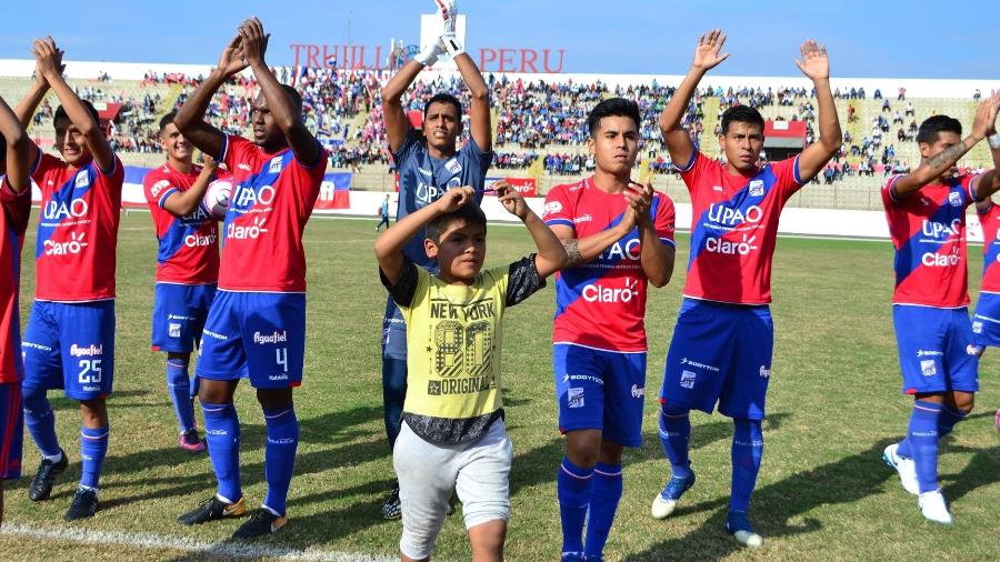 Cueva compareceu a estádio e assistiu à vitória do Carlos Mannucci sobre o Atlético Grau - Carlos Mannucci/Divulgação