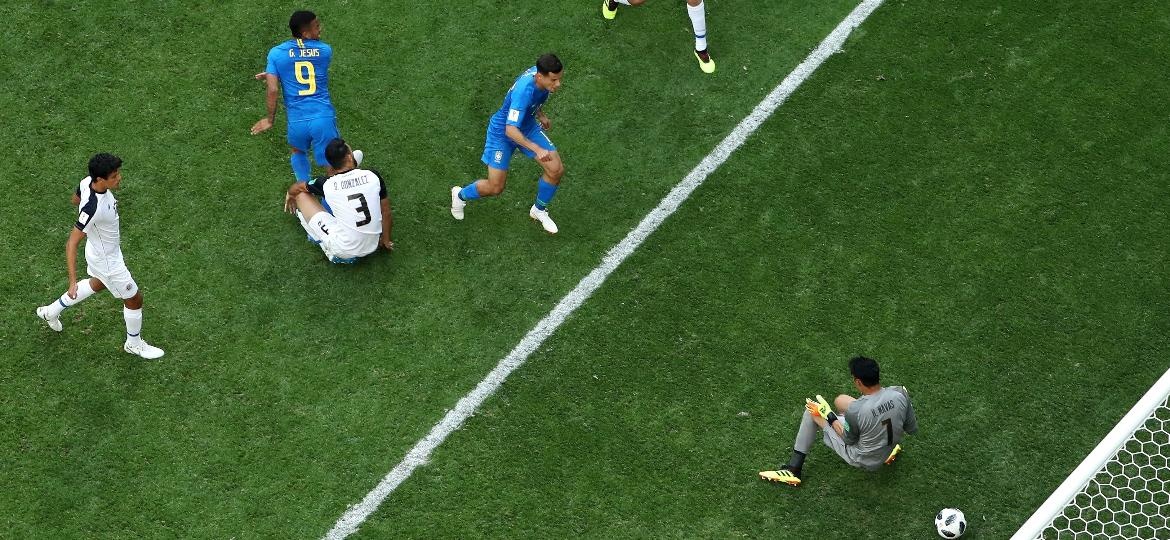 Philippe Coutinho chuta para abrir o placar contra a Costa Rica, que resistiu até os acréscimos à pressão - Richard Heathcote/Getty Images