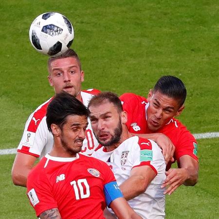 Bryan Ruiz em ação pela Costa Rica no duelo com a Sérvia na Copa - David Gray/Reuters