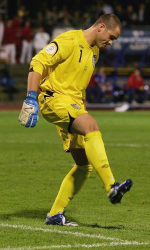 O goleiro Paul Robinson pisa na grama com raiva após falha no jogo Croácia x Inglaterra, em 2006