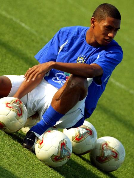 Copa Do Mundo 2018 Kleberson Ve Mais Semelhancas Com Fernandinho Do Que Chance Contra Belgica Uol Copa Do Mundo 2018