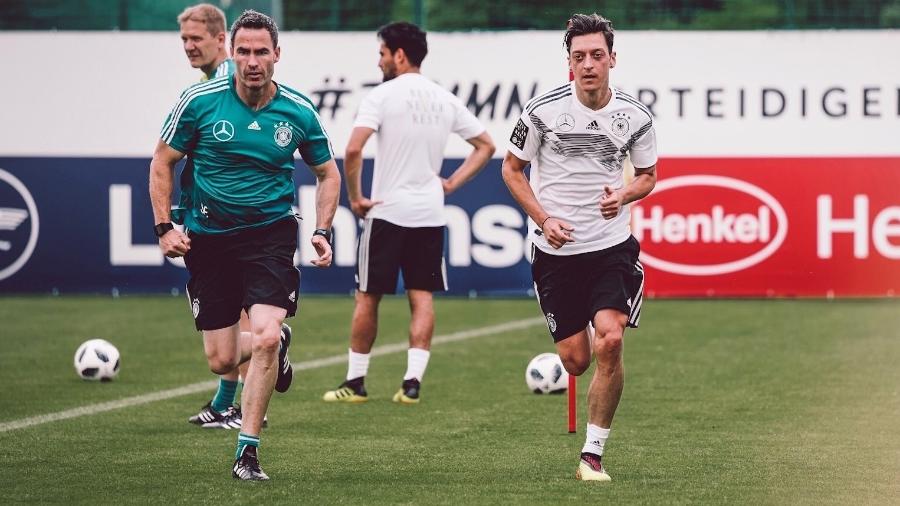 Mesut Ozil faz trabalho físico durante treino da seleção alemã - Divulgação