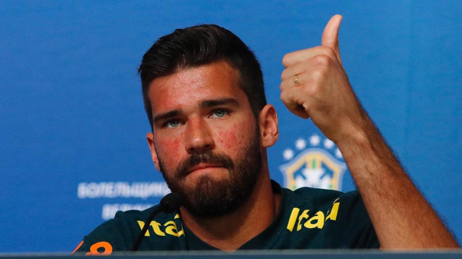 Alisson acena durante entrevista coletiva - Pedro Martins / MoWA Press