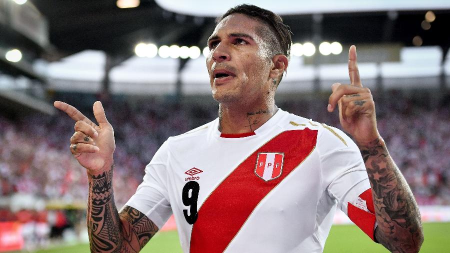 Guerrero marca duas vezes contra a Arábia Saudita em retorno à seleção do Peru - AFP PHOTO / Fabrice COFFRINI