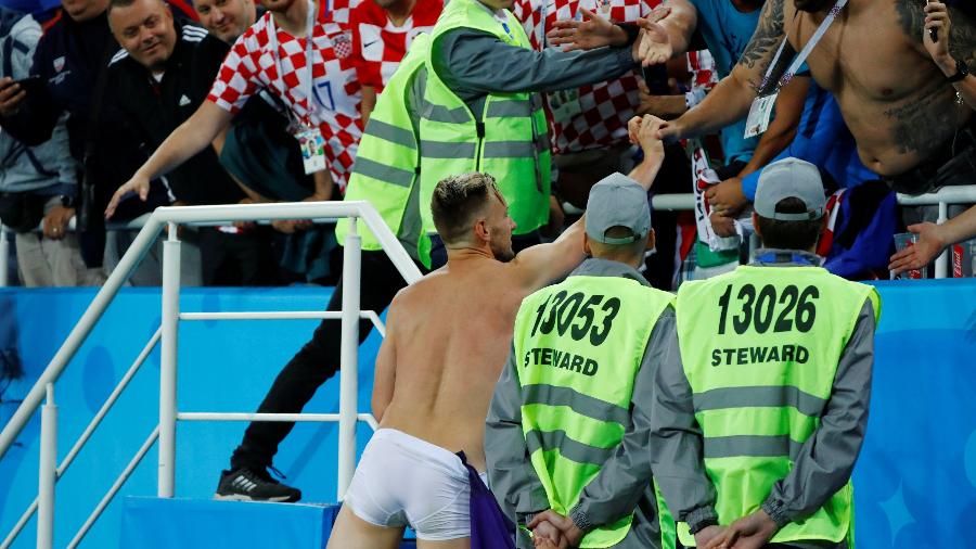 O meia Ivan Rakitic fica apenas de cueca após a vitória da Croácia sobre a Nigéria - REUTERS/Fabrizio Bensch