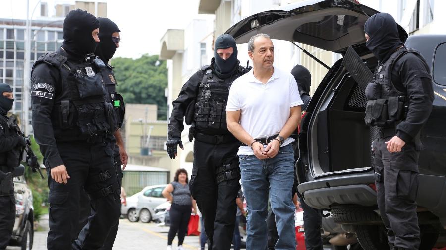 Sérgio Cabral é escoltados por agentes da Polícia Federal - Giuliano Gomes/PR Press/Estadão Conteúdo