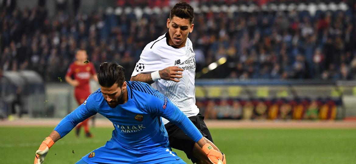 Firmino (branco) passou para a final da Champions e vai perder 1ª fase de treinos para a Copa - AFP PHOTO / Alberto PIZZOLI