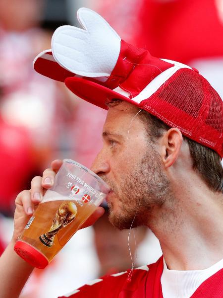 Fã da Dinamarca bebe cerveja antes de jogo contra o Peru pela Copa do Mundo de 2018 - Max Rossi/Reuters