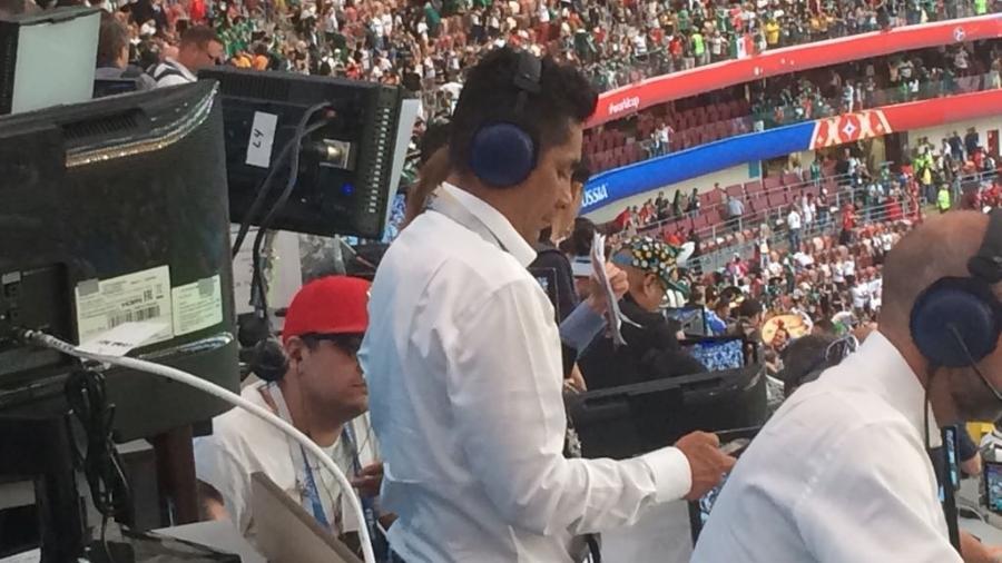 Ex-goleiro não conseguiu conter a emoção durante a transmissão da vitória mexicana - Rodrigo Mattos/UOL Esporte