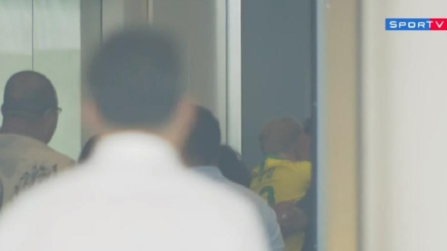Davi Lucca dá abraço no pai Neymar - Reprodução/SporTV