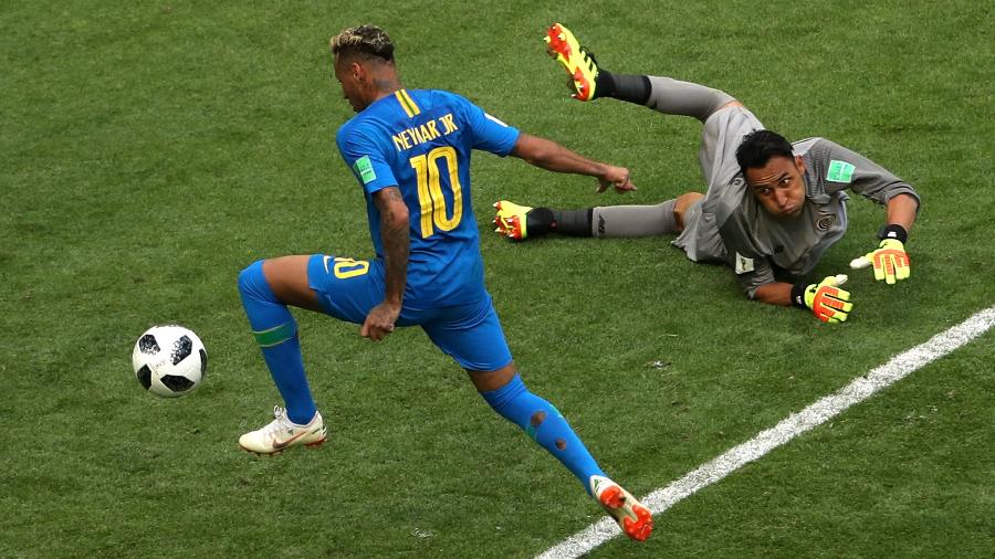 Neymar empurra para o gol observado pelo goleiro Keylor Navas, da Costa Rica - REUTERS/Lee Smith