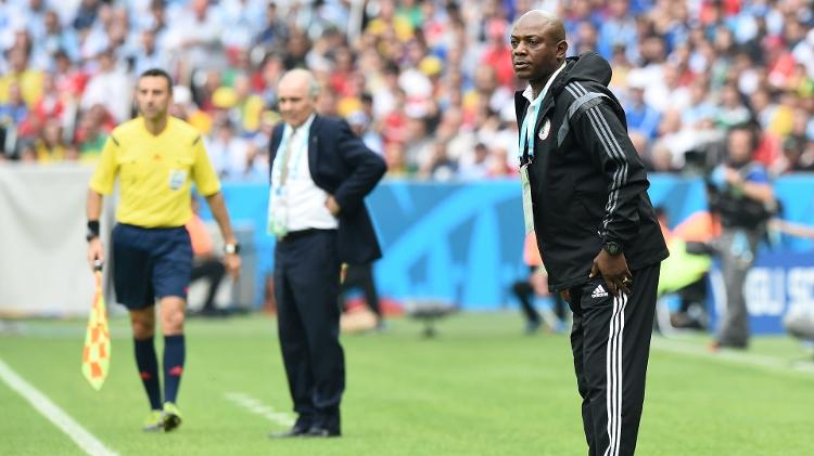 Treinador Stephen Keshi, da Nigéria, acompanha partida contra a Argentina em Porto Alegre em 2014 - AFP PHOTO / JEWEL SAMAD - AFP PHOTO / JEWEL SAMAD