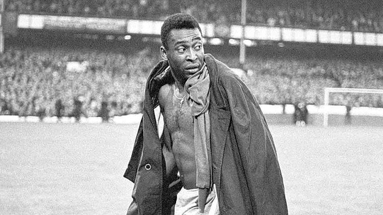Pelé deixa o campo após Brasil ser eliminado para Portugal na Copa de 1966 - Empics - Empics