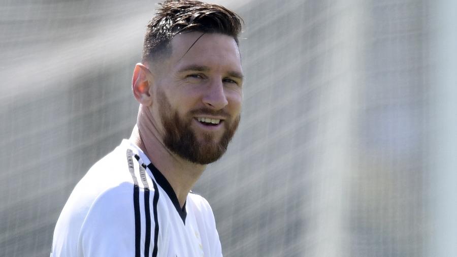 Lionel Messi apareceu no treinamento da Argentina, nesta sexta-feira, de visual novo - AFP