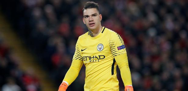 Ederson em ação pelo Manchester City durante jogo contra o Liverpool - Andrew Yates/Reuters