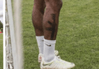 Titular da Inglaterra, Sterling conta por que tatuou fuzil na perna direita - reprodução/Instagram