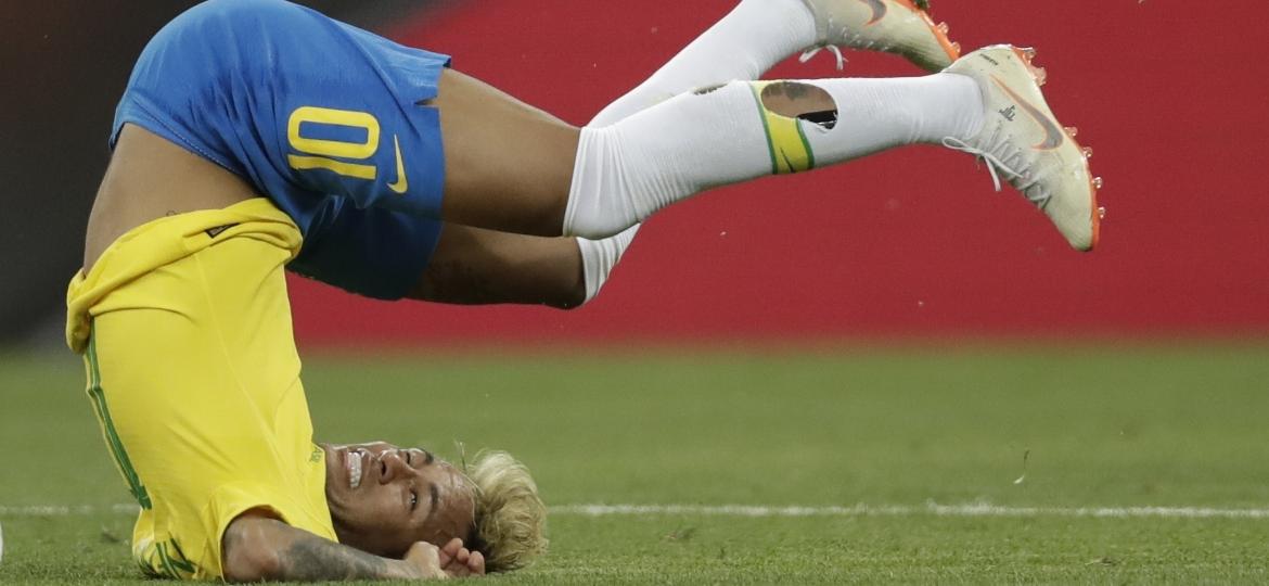 Neymar exibe meião rasgado durante a partida entre Brasil e Suíça; depois de dois jogos, Nike pediu para o jogador parar - André Mourão / MoWA Press