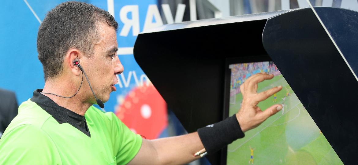 O árbitro Joel Aguilar consulta o vídeo para marcar pênalti no jogo Suécia x Coreia do Sul - Adam Pretty - FIFA/FIFA via Getty Images
