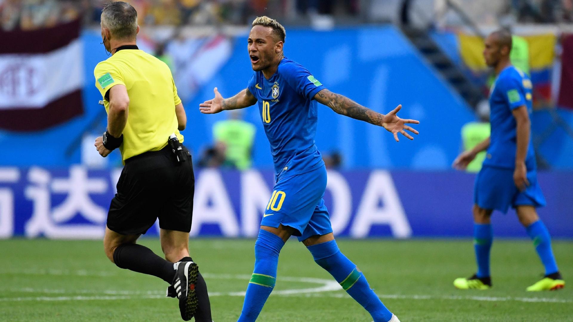 Neymar reclama árbitro Costa Rica Brasil